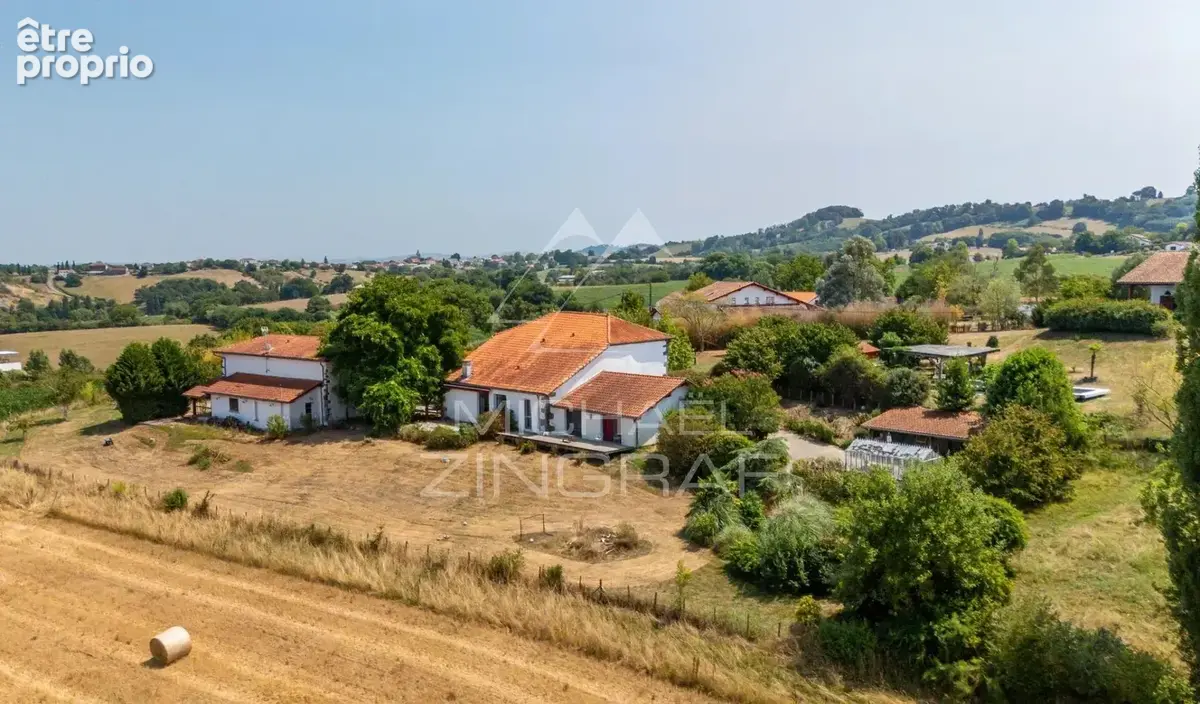 Deux maisons de caractère au cœur de plus de 5 000 m² - photo 8