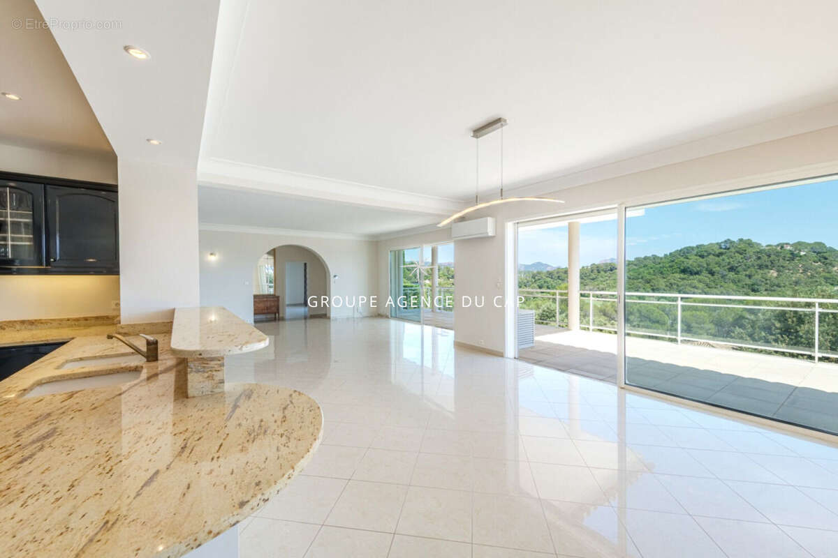 Vue degagee tres belle villa lumineuse de 7 pieces 5 chambres piscine deux garages proche golfs - photo 2