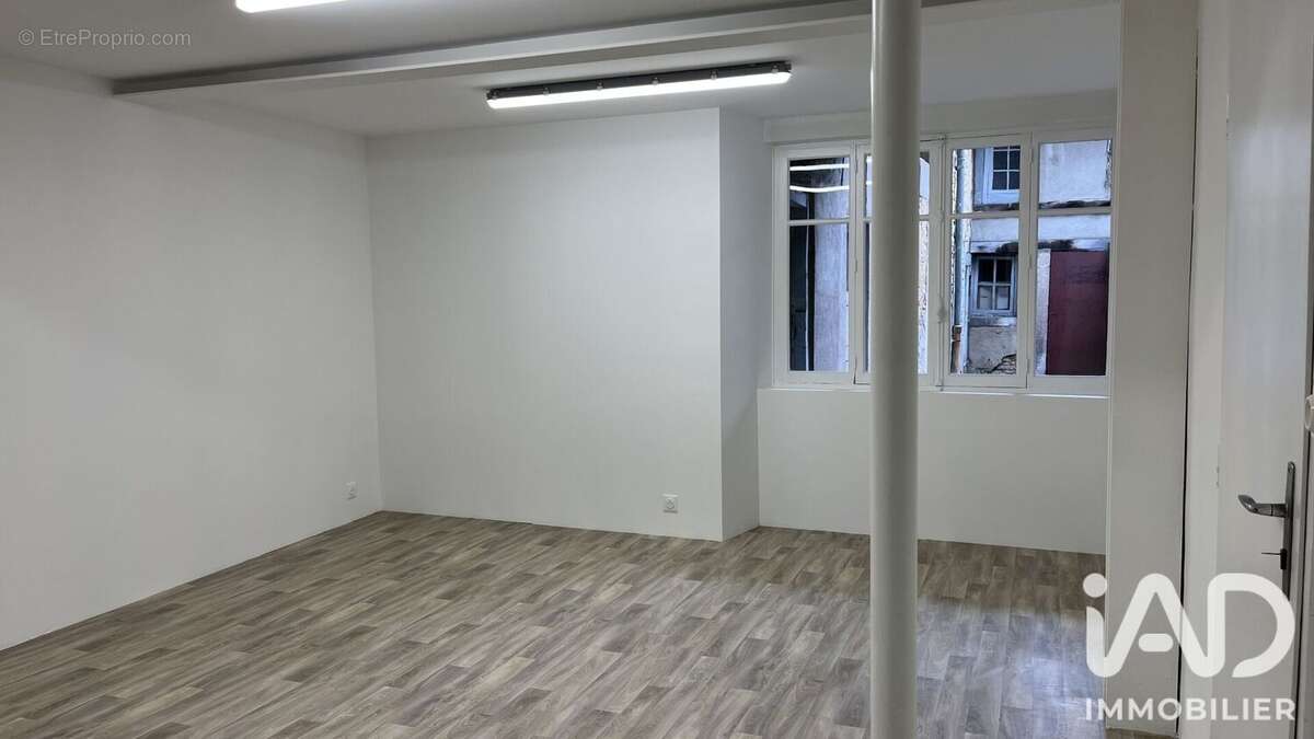 Commerce 136 m² à Bourg-En-Bresse  - photo 4