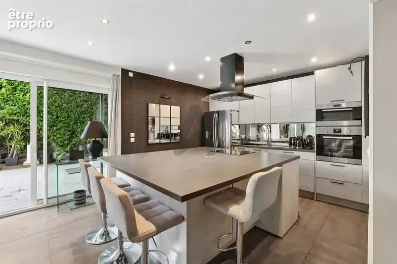Champagne au Mont d’Or : maison familiale de 208 m2, 5 chambres, piscine, jardin paysager et terrasses. - photo 4