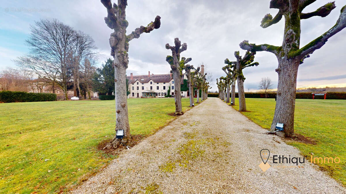 1682 m² à Troyes  - photo 3