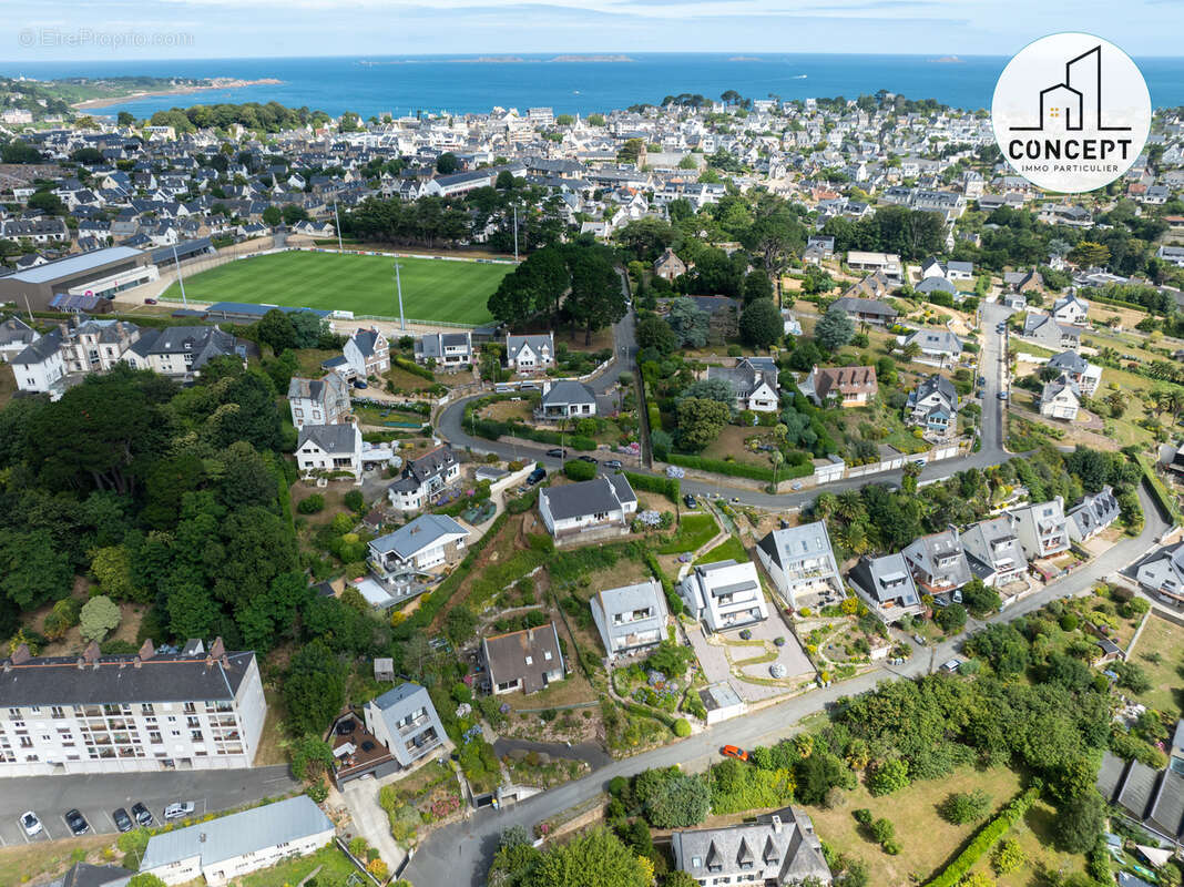 Une maison à réinventer face à la baie et le port de Perros-Guirec. - photo 2