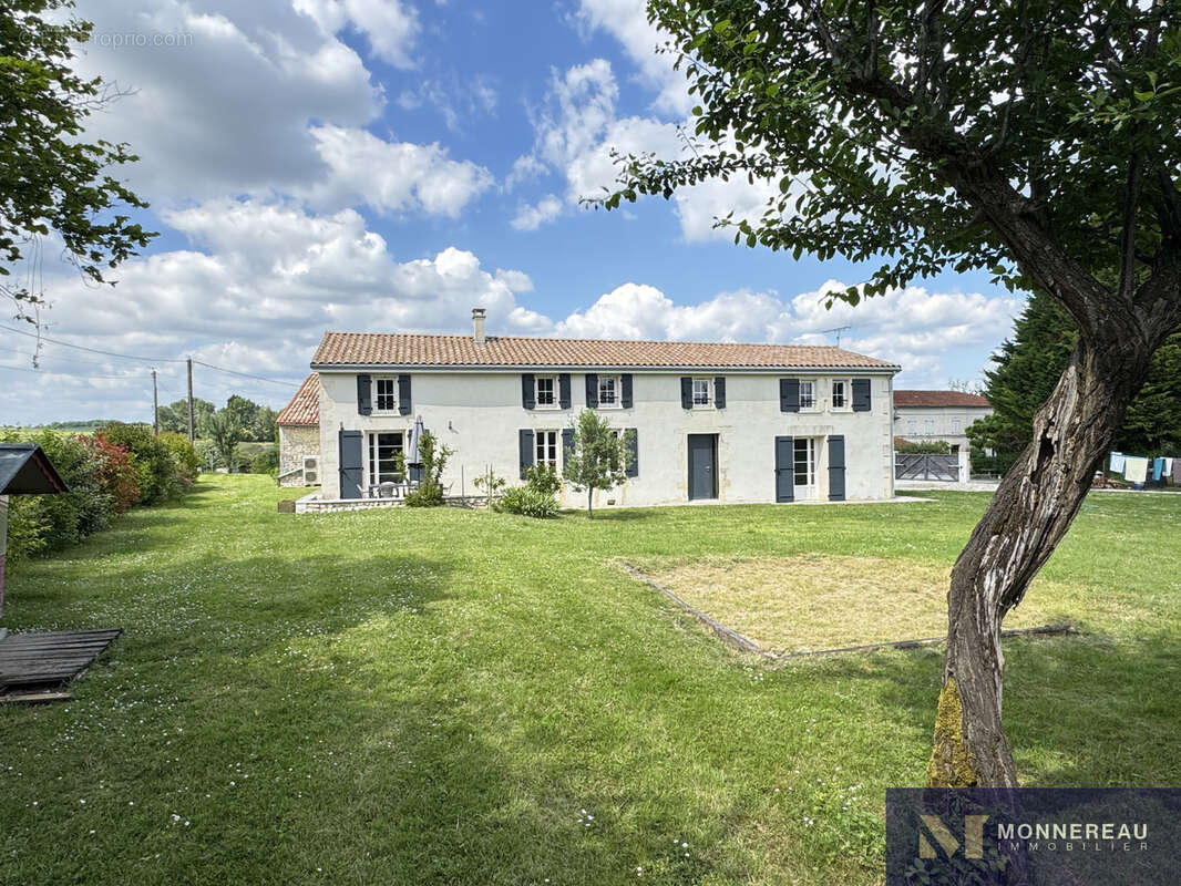 Magnifique charentaise renovee avec dependances - photo 18