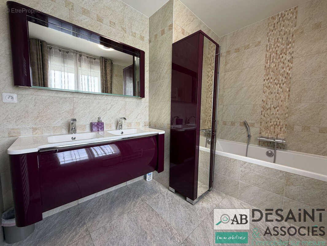 Maison à vendre - 5 chambres - piscine chauffée - Villeneuve Saint Denis - photo 13