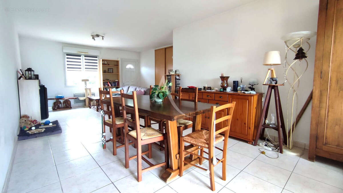 Maison à SAINT-CLEMENT-DE-LA-PLACE