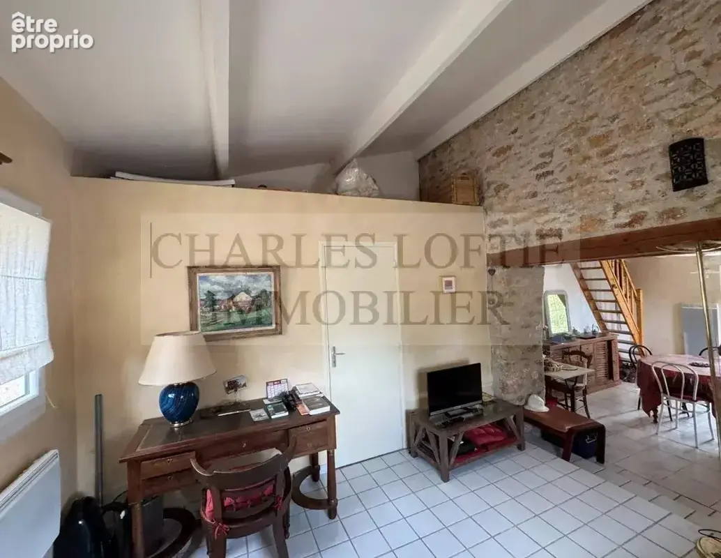 Pigeonnier en pierre sur un terrain de 14 798 m², proche des commerces de Puy l'Évêque - photo 4