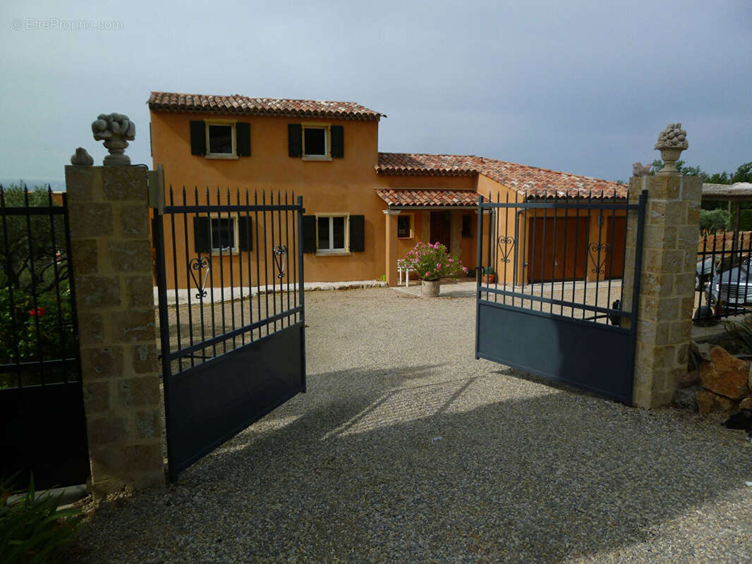 AUPS, superbe propriété comprenant une villa d'architecte ,un bastidon et piscine sur 2996 m2. - photo 5