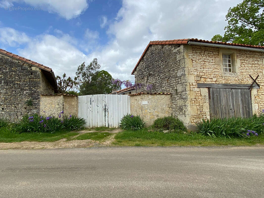 Maison à CHAMPAGNE-LE-SEC