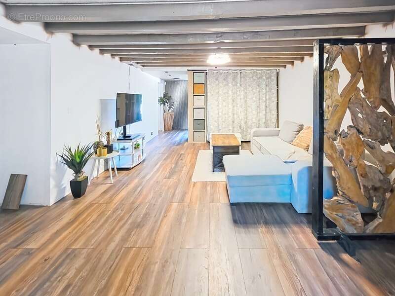 Maison en pierre rénovée avec dépendances –  Terrain de 2 200 m² - photo 6