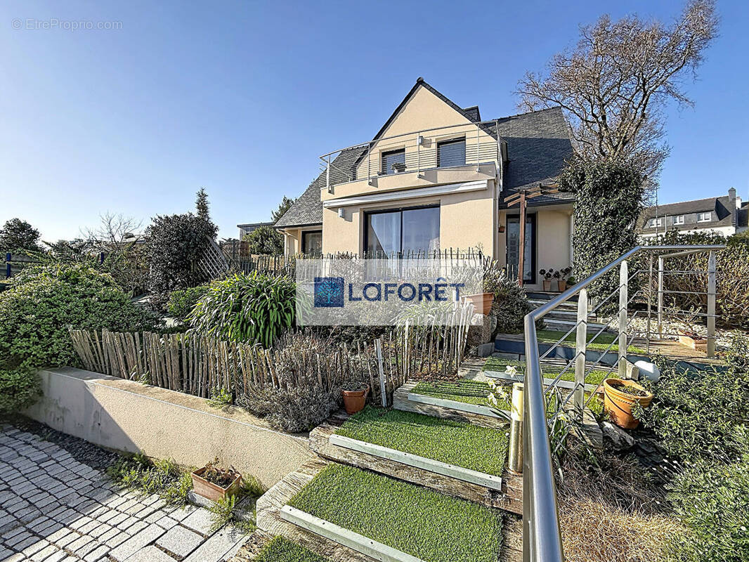 Maison à LE RELECQ-KERHUON