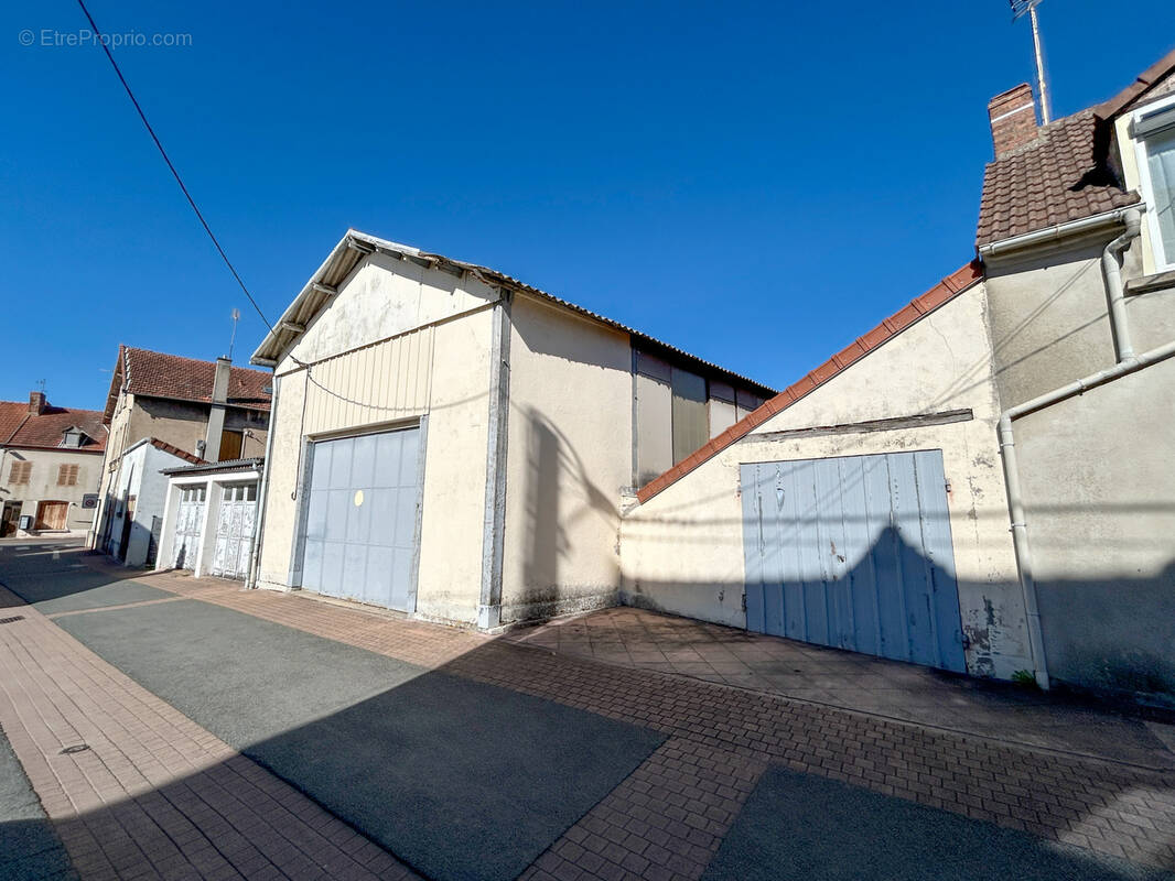 Parking à COMMENTRY