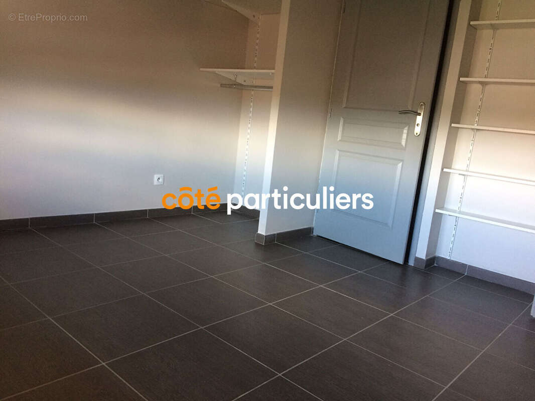Croix de Pierre -  A 500m du Tramway - Type 2 de 38.20m² (26.24m² en Loi Carrez) - Loué 580 - photo 4