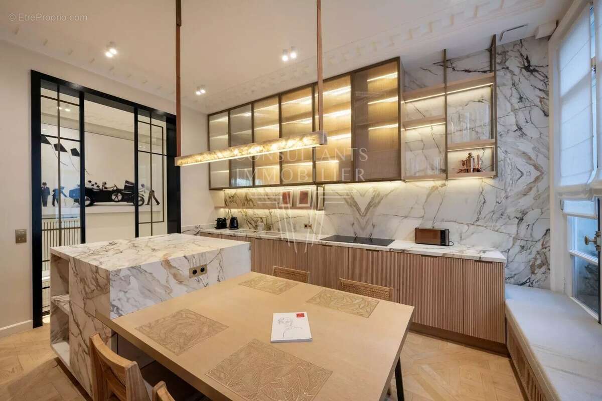 Appartement à PARIS-16E