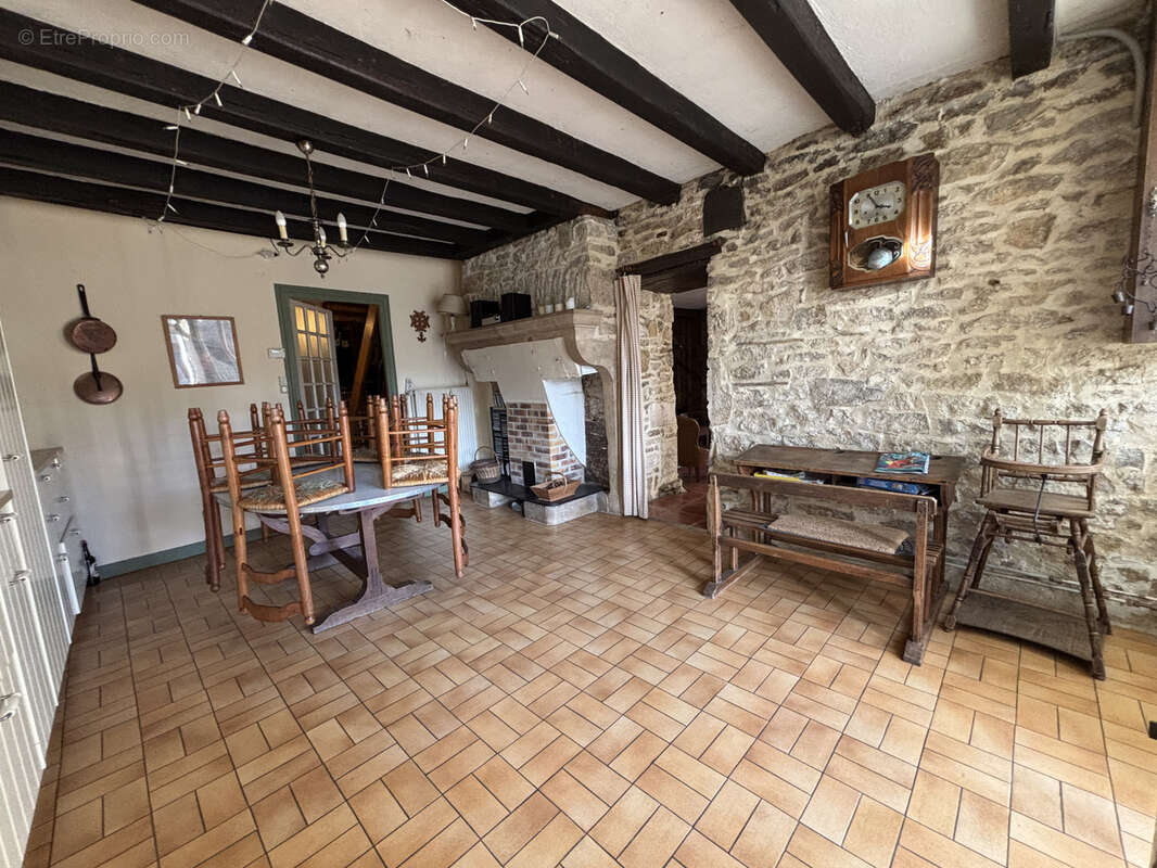 AIGNAY LE DUC  Maison du XVIè s de 125 m2 avec une terrasse et un terrain non attenant de 240m2 - photo 4