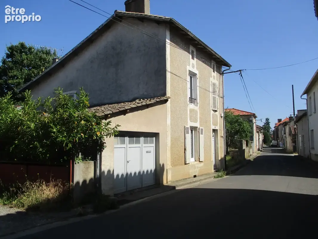 Couhé Plain-pied et entrepôt de 350 m2 environ. - photo 4