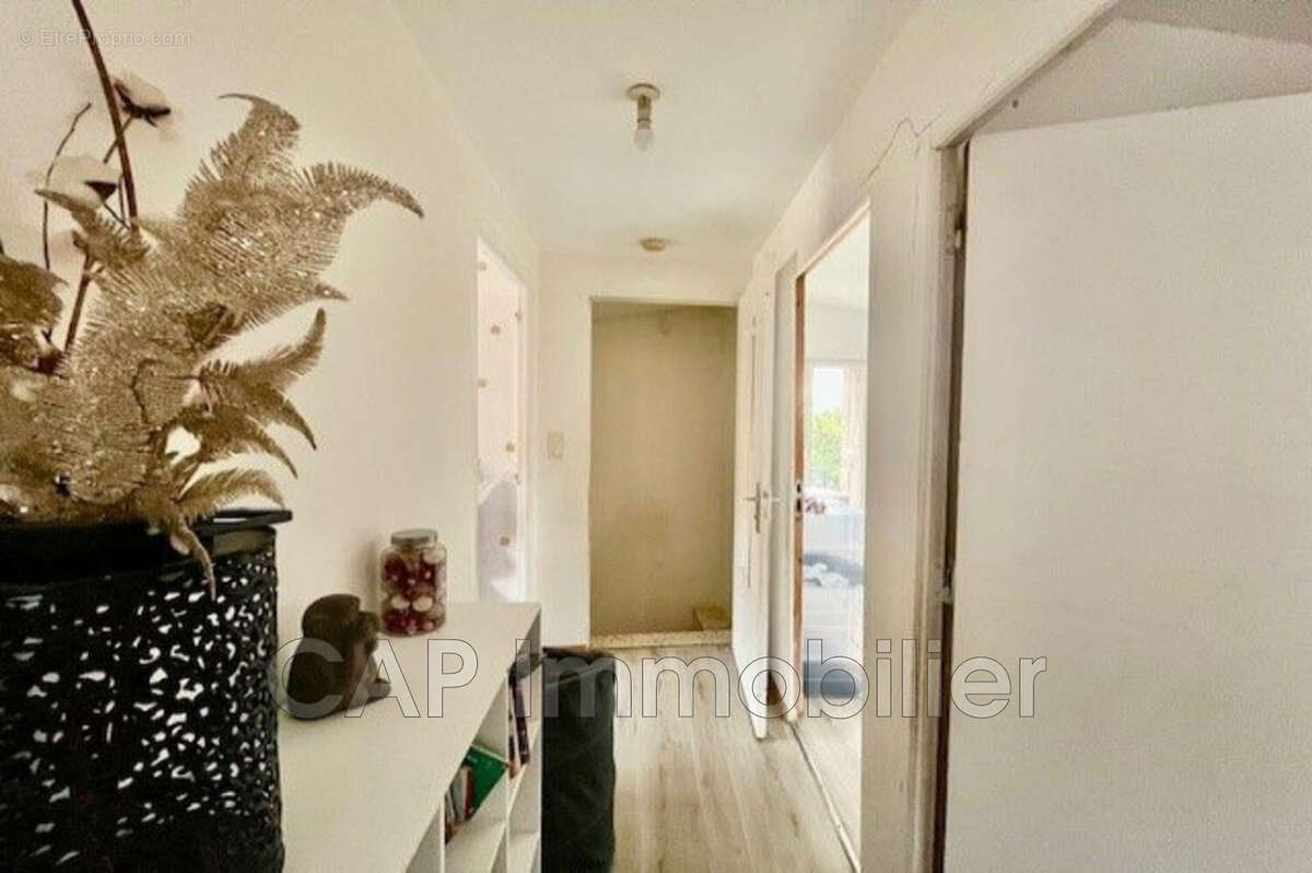 Maison à OPOUL-PERILLOS