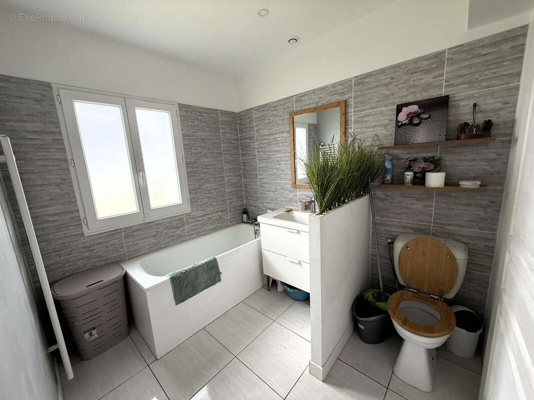 Maison à LA QUEUE-LES-YVELINES