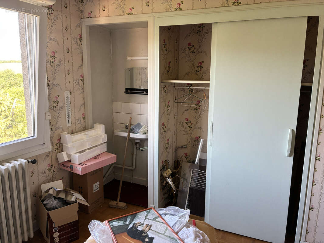 Pavillon à rénover entièrement, élevé sur sous-sol complet - photo 18