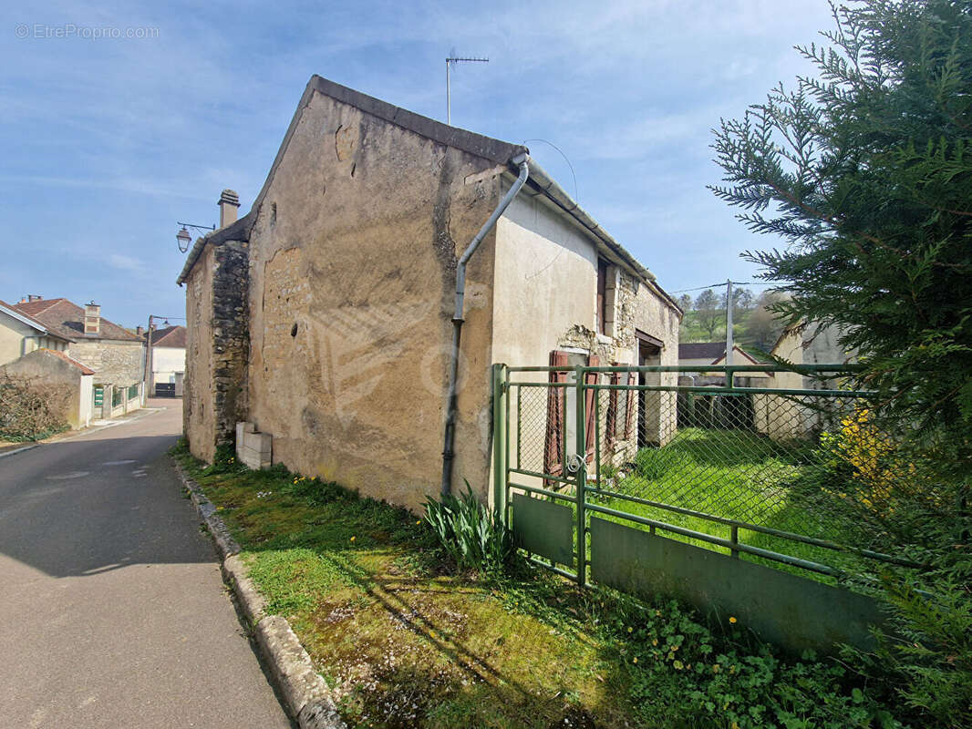Maison à GY-L'EVEQUE
