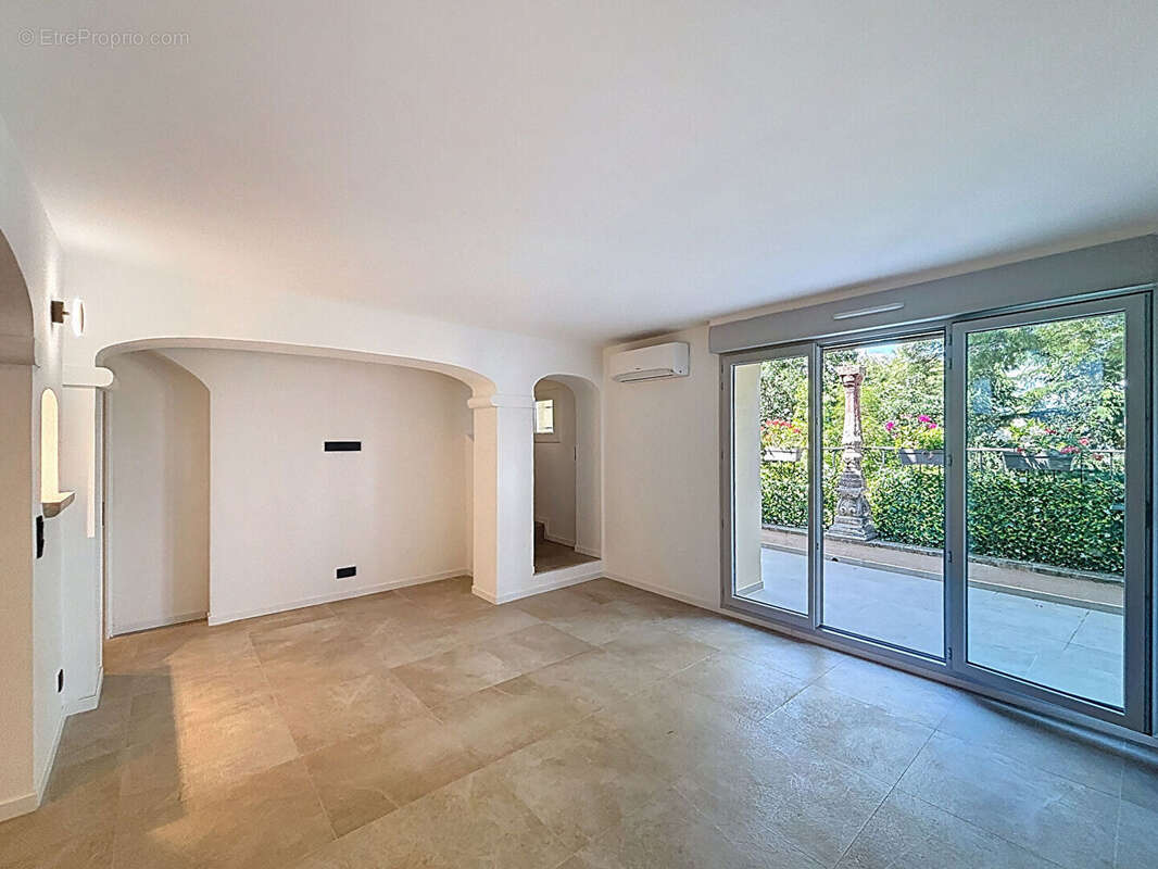 Appartement à SAINT-LAURENT-DU-VAR