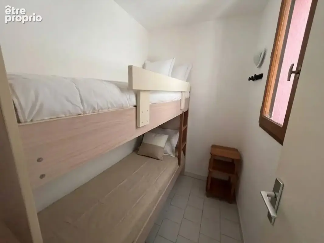 Le cap d’agde – appartement meublé avec vraie cabine fermée à fenêtre  grande loggia fermée modulable 10 m²  vue jardin & piscin - photo 7