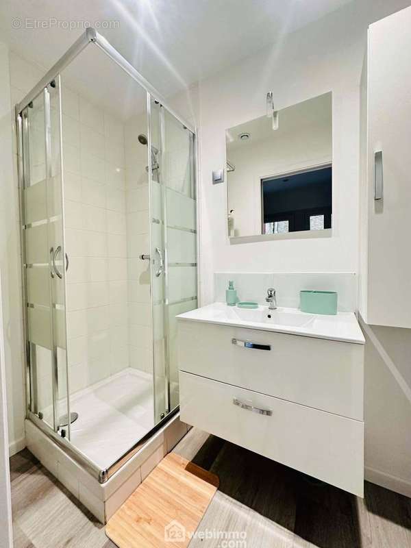 La salle de bains avec vasque sur meuble, une douche ... - Appartement à LAON