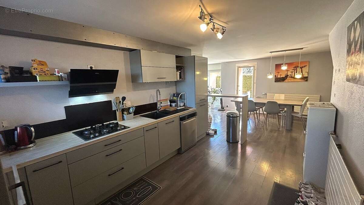 Cuisine équipée ouverte sur le séjour - Appartement à CRANVES-SALES