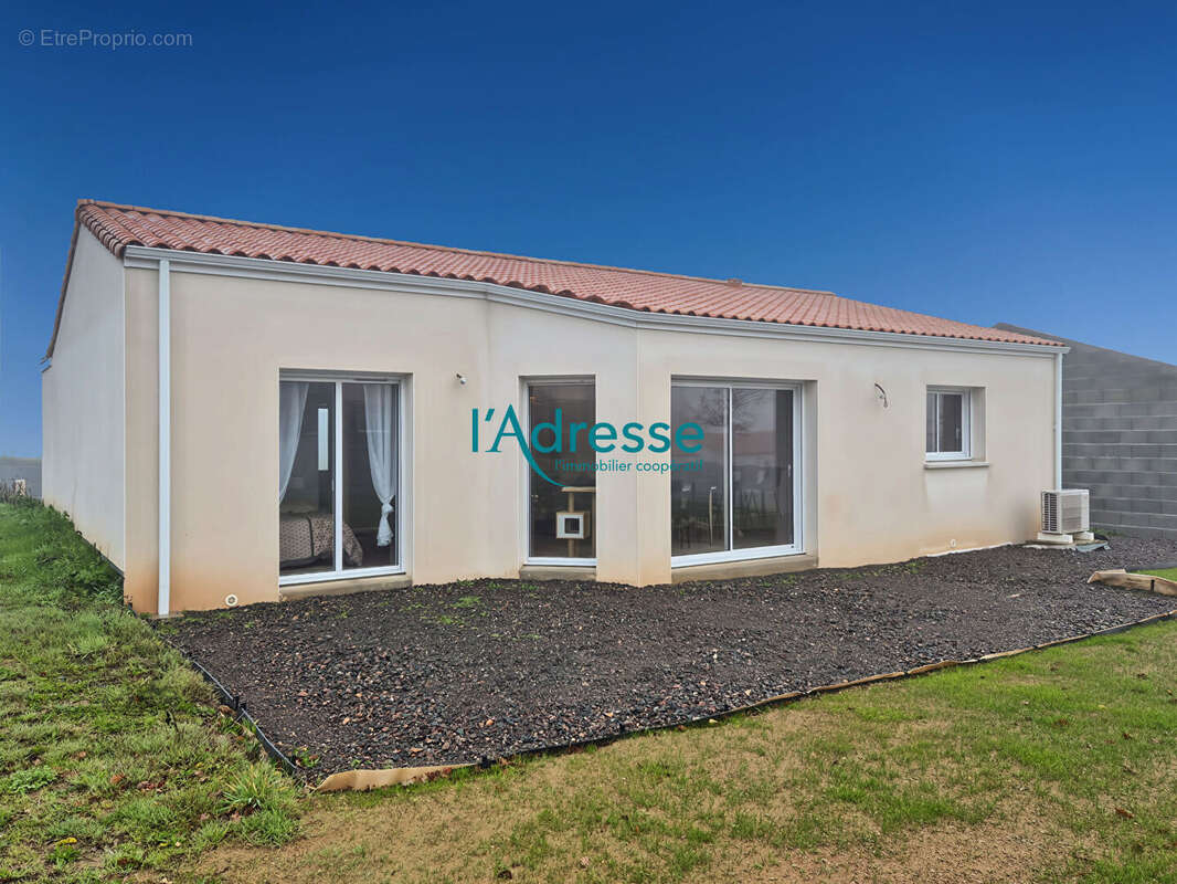 Maison à SAINT-PIERRE-MONTLIMART