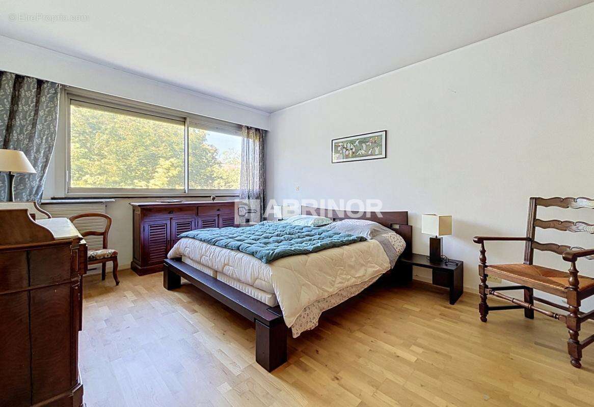 Appartement 127 m² 3 chambres bureau terrasse garage prox tram - photo 5