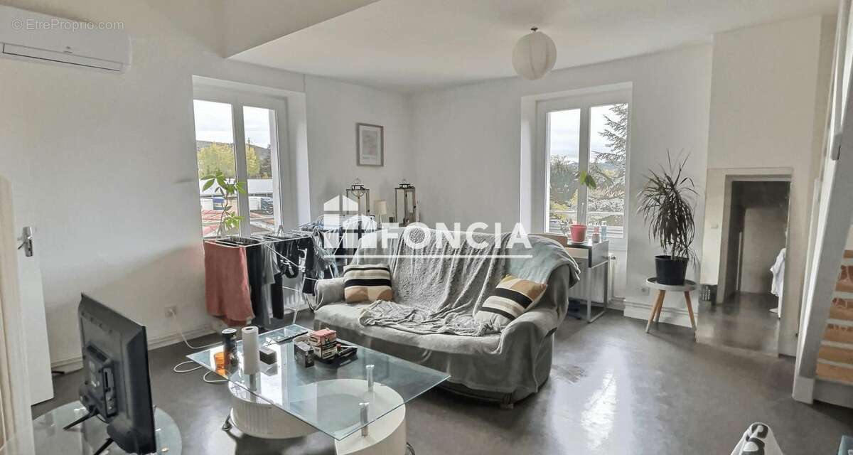 Appartement à LE CHAMBON-FEUGEROLLES