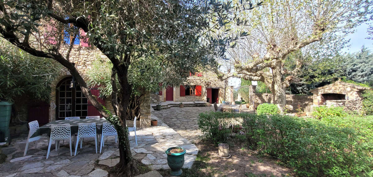 A vendre Mas rénové 5 chambres avec gîte 4 pers et piscine sur 1,5ha de terrain - photo 8