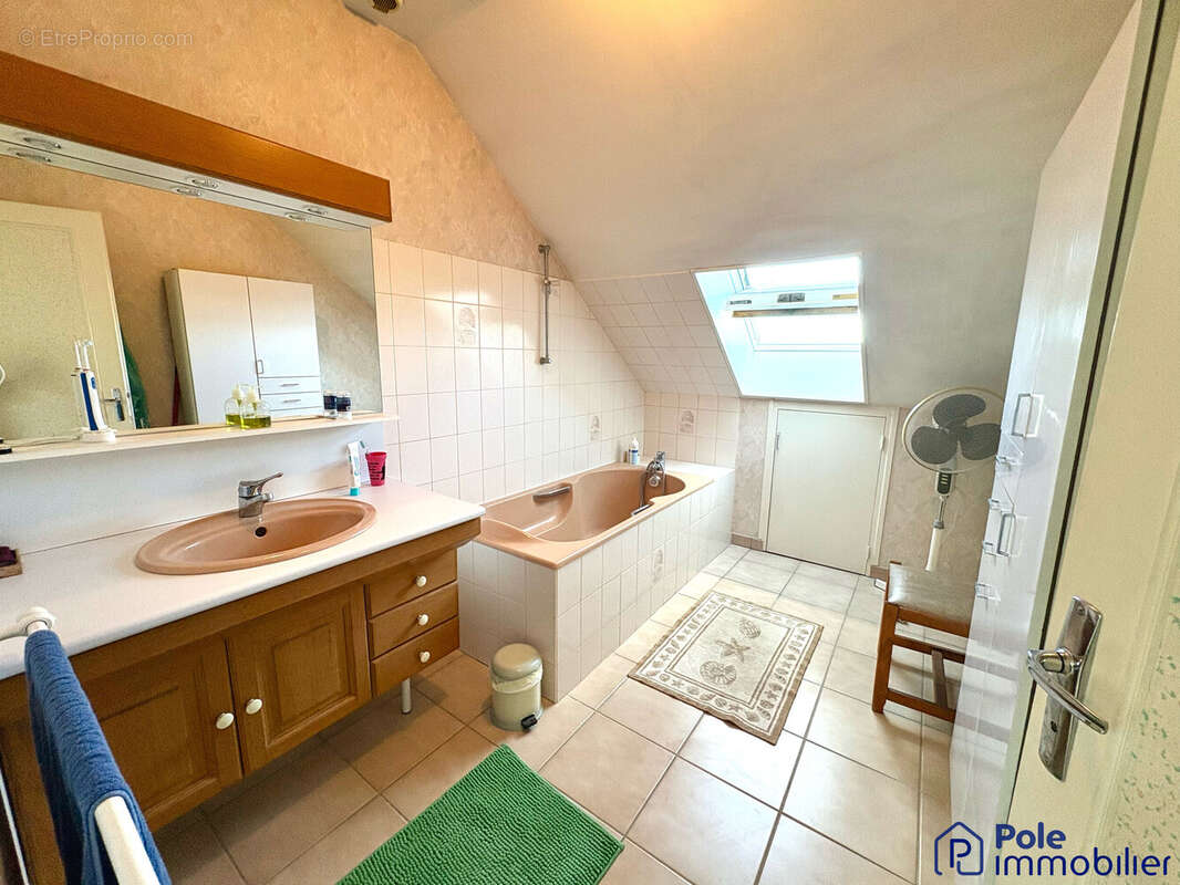 Salle de bains 1er étage - Maison à MONDEVILLE