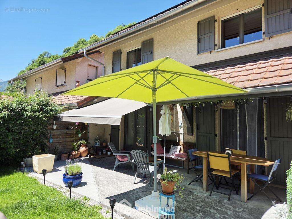 Elle donne accès à une belle terrasse prolongée d'un jardin avec piscine tubulaire. - Maison à ALBERTVILLE