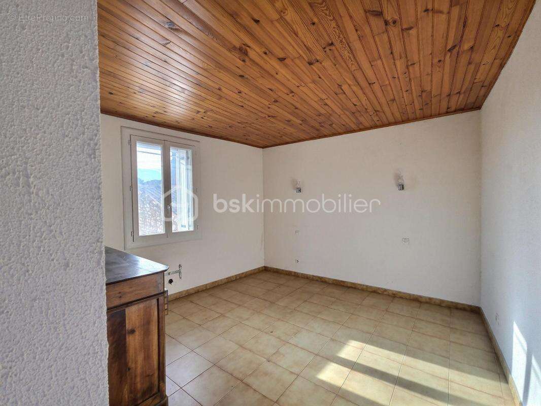 MILHAUD – Maison de village avec travaux et très fort potentiel - photo 16