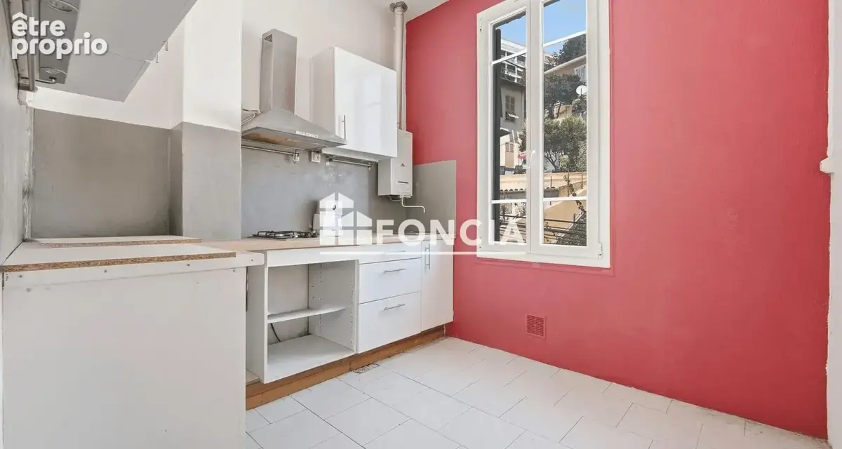 Nice - Coup de cœur assuré : T2 de 47 m² à rénover avec vue mer et ville exceptionnelle dans maison de charme - photo 2
