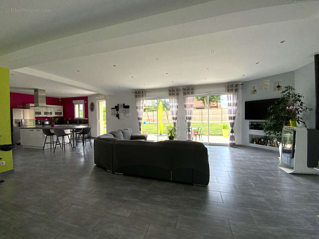 Maison à MONTAULIN