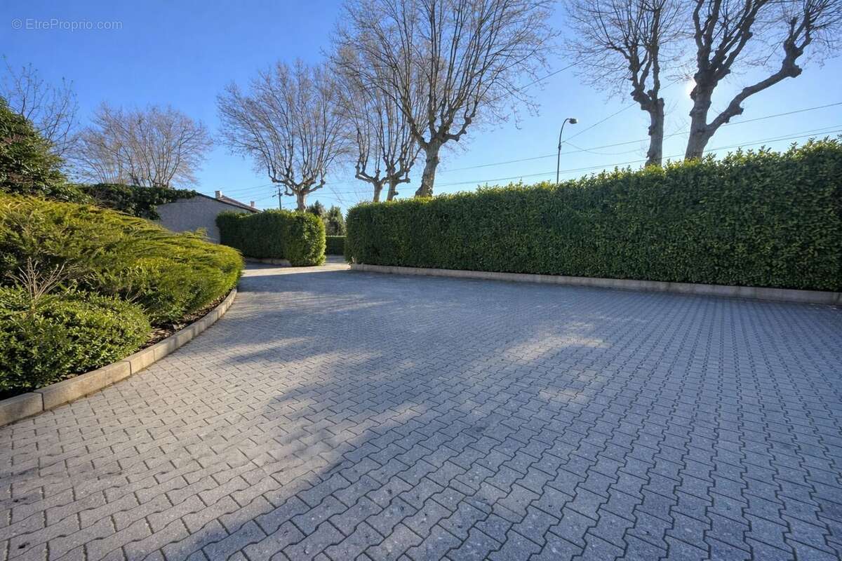 Commerce à BESSE-SUR-ISSOLE