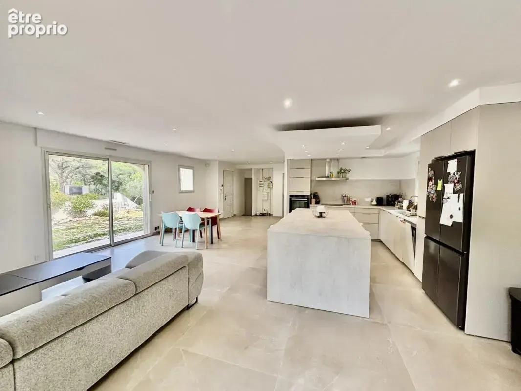 Maison plain pied 135 m2 4 chambres avec piscine et garage 55m2 sur terrain 3000m2 - photo 3