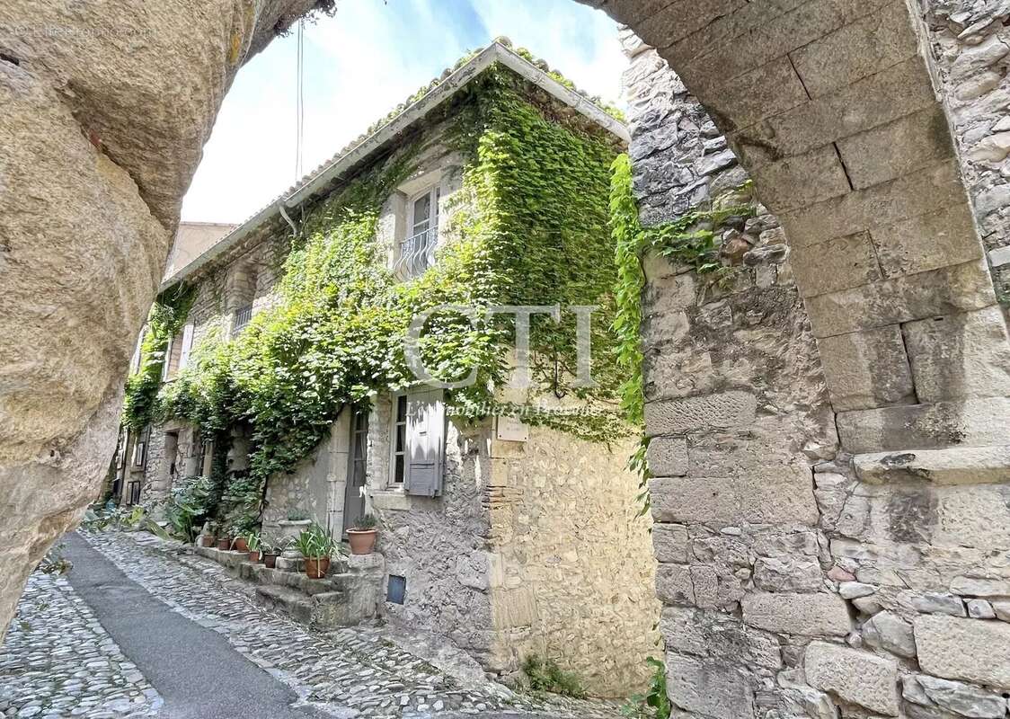 Élégante demeure en pierre avec terrasse panoramique à Vaison-la-Romaine - photo 2