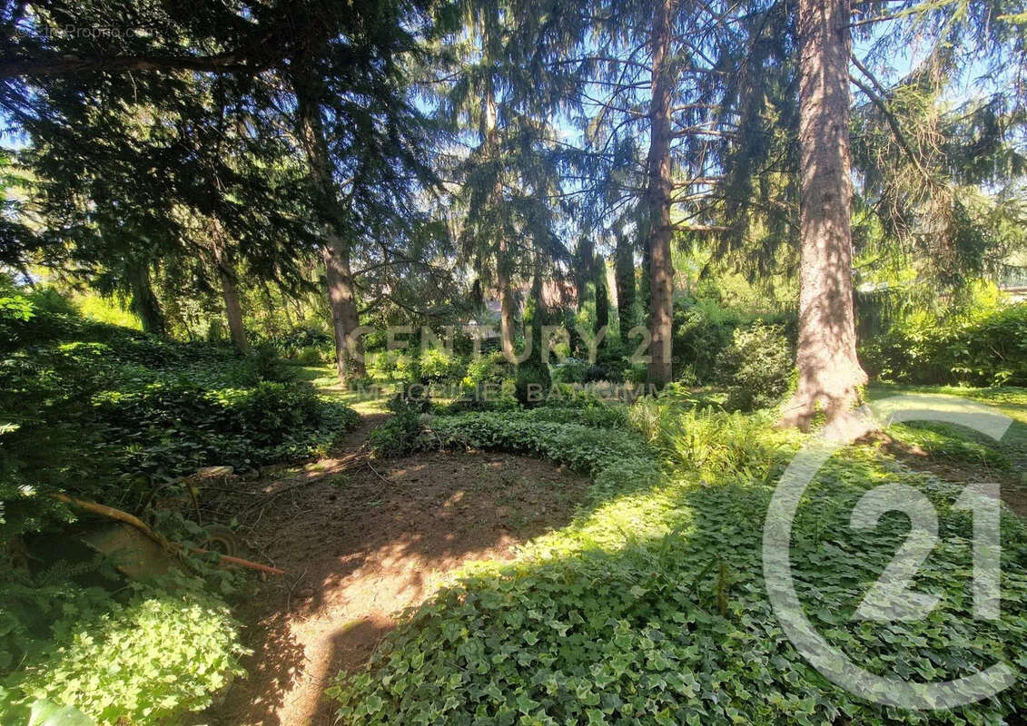 Terrain à BOURGOIN-JALLIEU