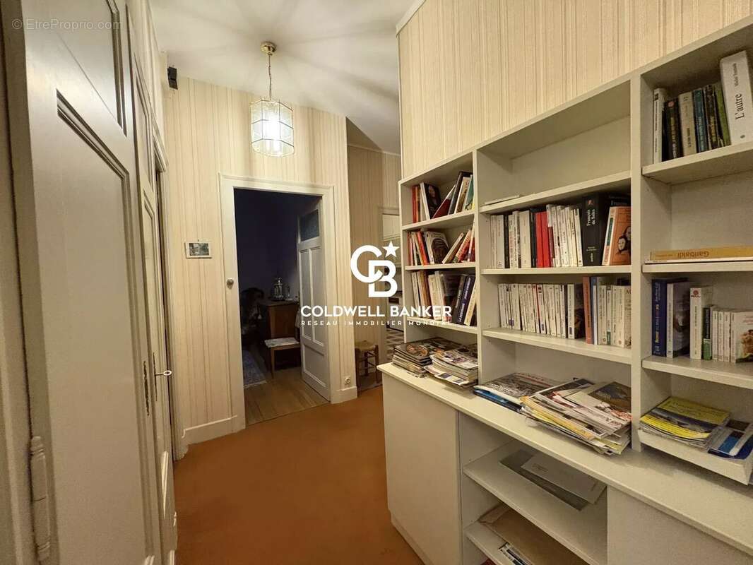 Appartement T2 à vendre à Annecy 74000 centre proche lac avec cachet et fort potentiel - photo 8