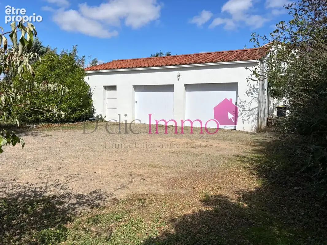 SOULLANS - Authentique longère avec double garage et dépendances, terrain de 1700 m2 - 4 chambres à 400 m du b - photo 15