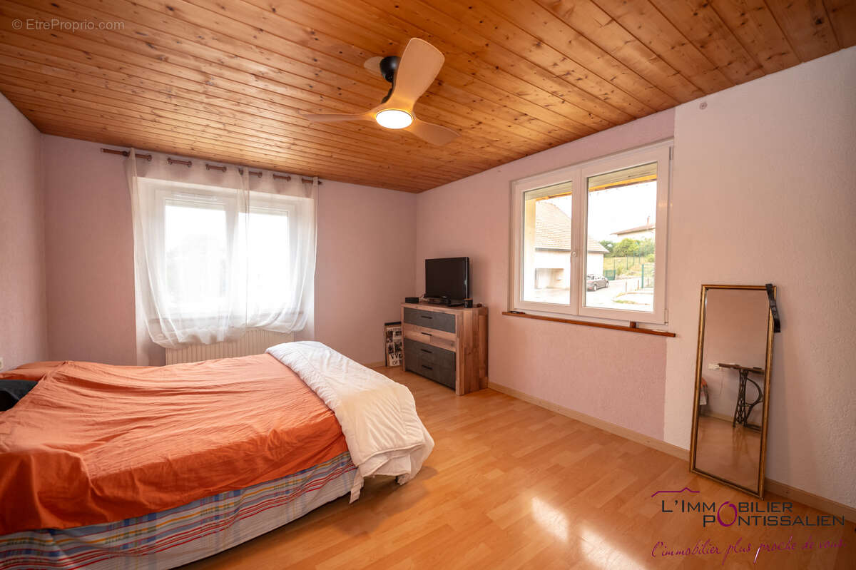Maison de caractere offrant de beaux volumes - photo 20