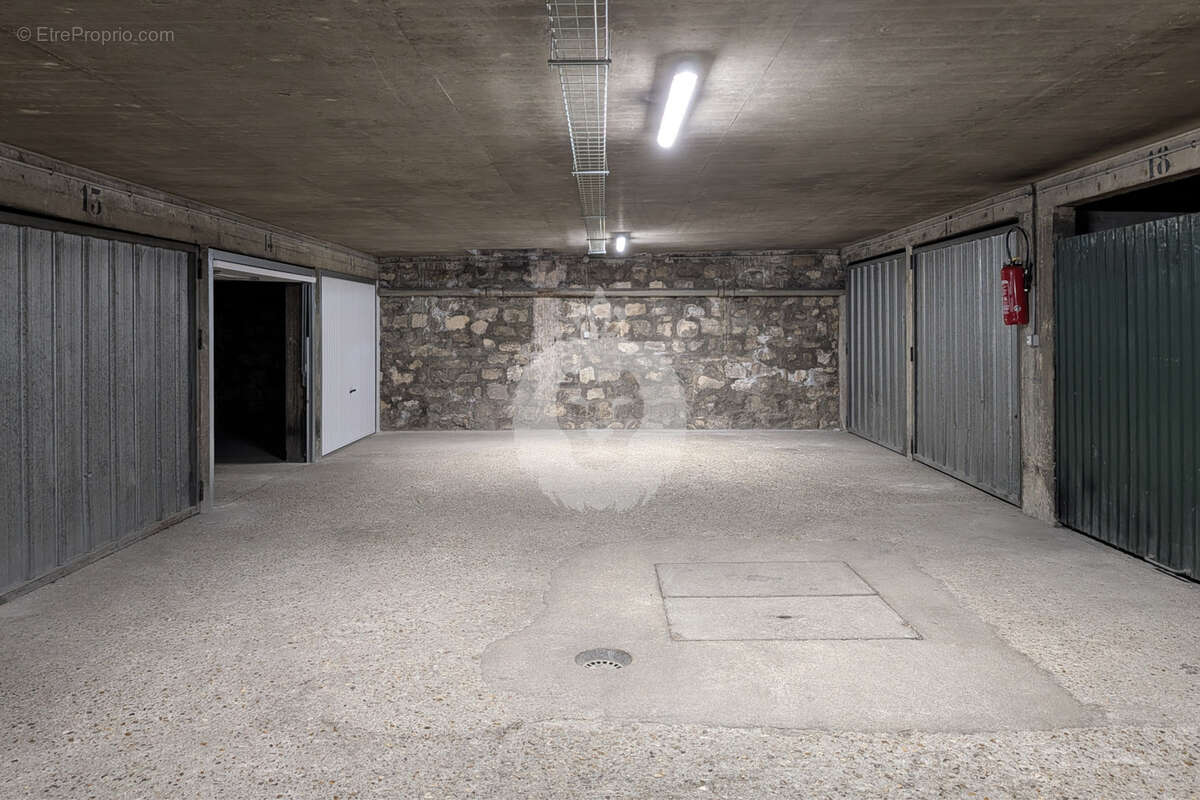 Parking à SAINT-MAUR-DES-FOSSES