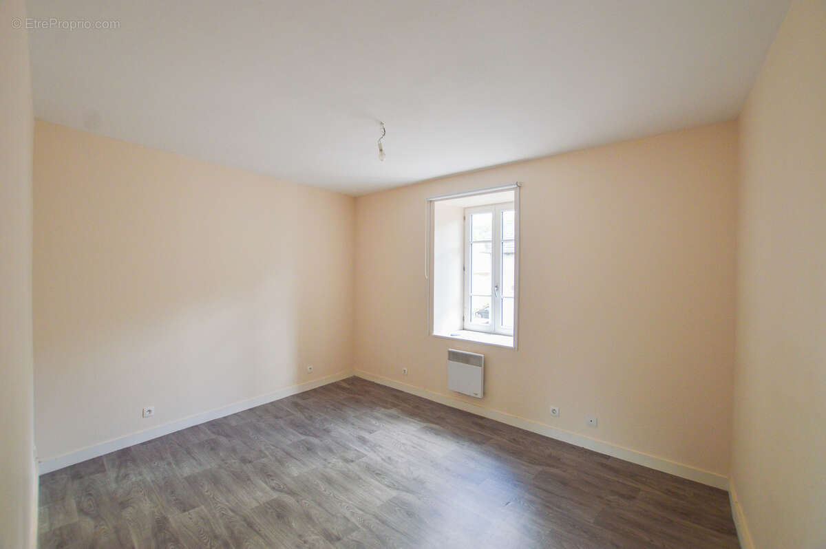Locaux commerciaux + habitation - 355 m2 - photo 2
