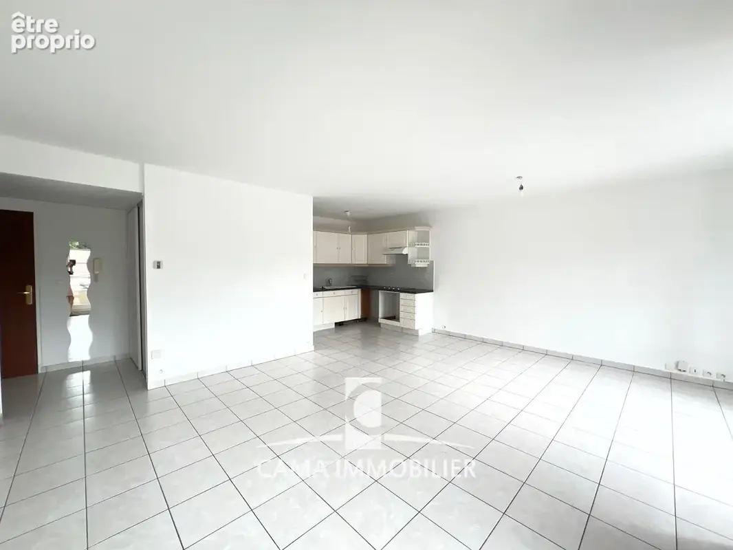 Appartement au centre du village vaste séjour, une grande chambre, box et ascenseur - photo 3