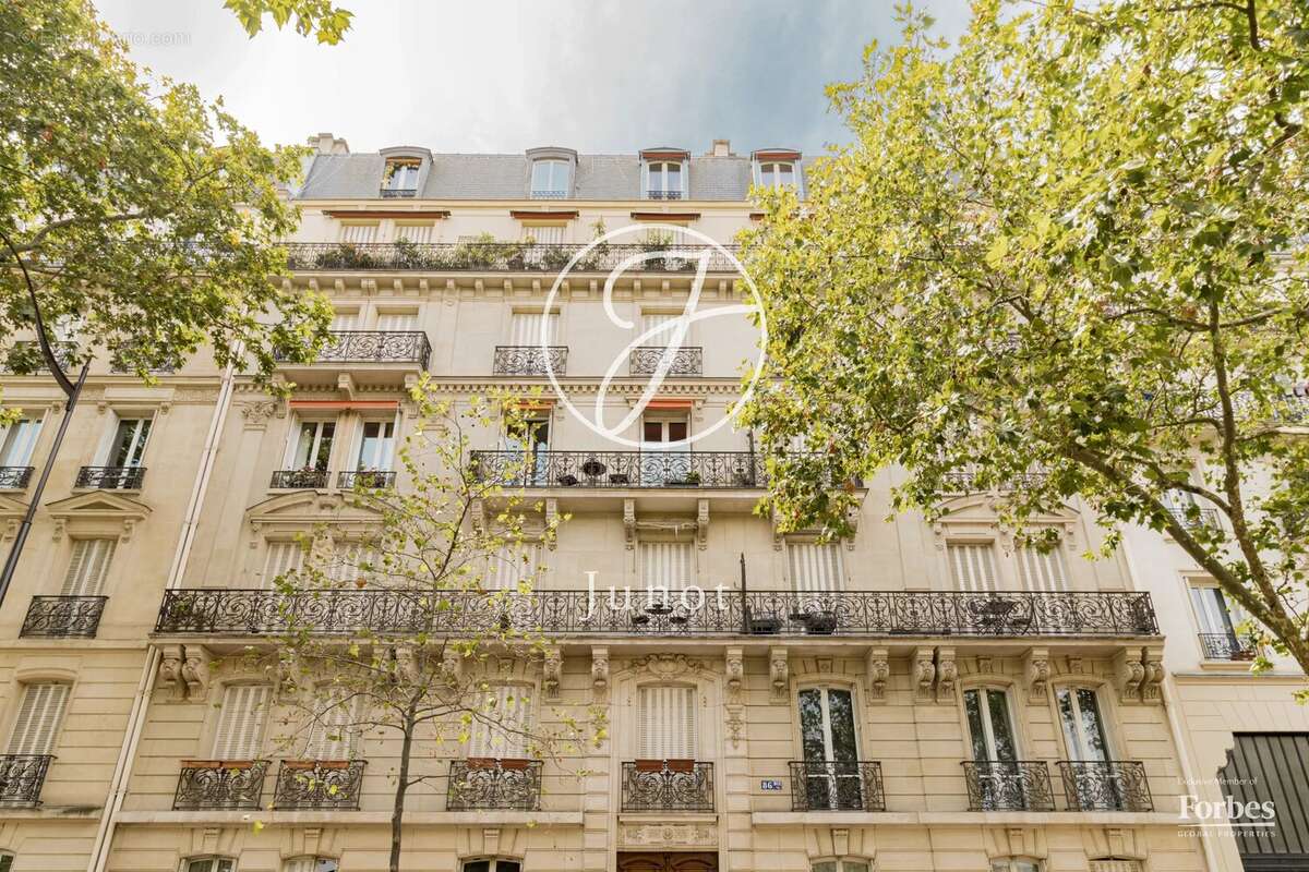 Paris 7e - HÔTEL DES INVALIDES - Appartement - 64,90m² Carrez - 65,76m² au sol - 1 chambre - Balcon - Vue dégagée sur le dôme de - photo 12