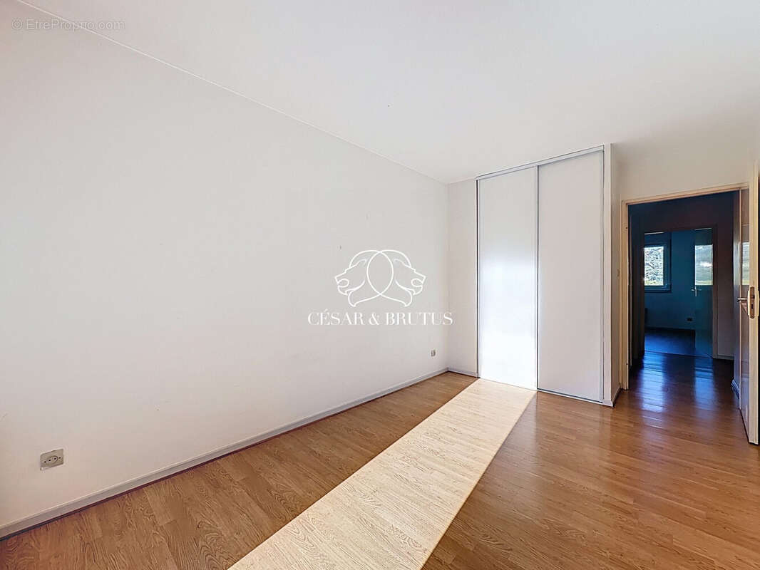 Chambre 1 - Appartement à LYON-7E