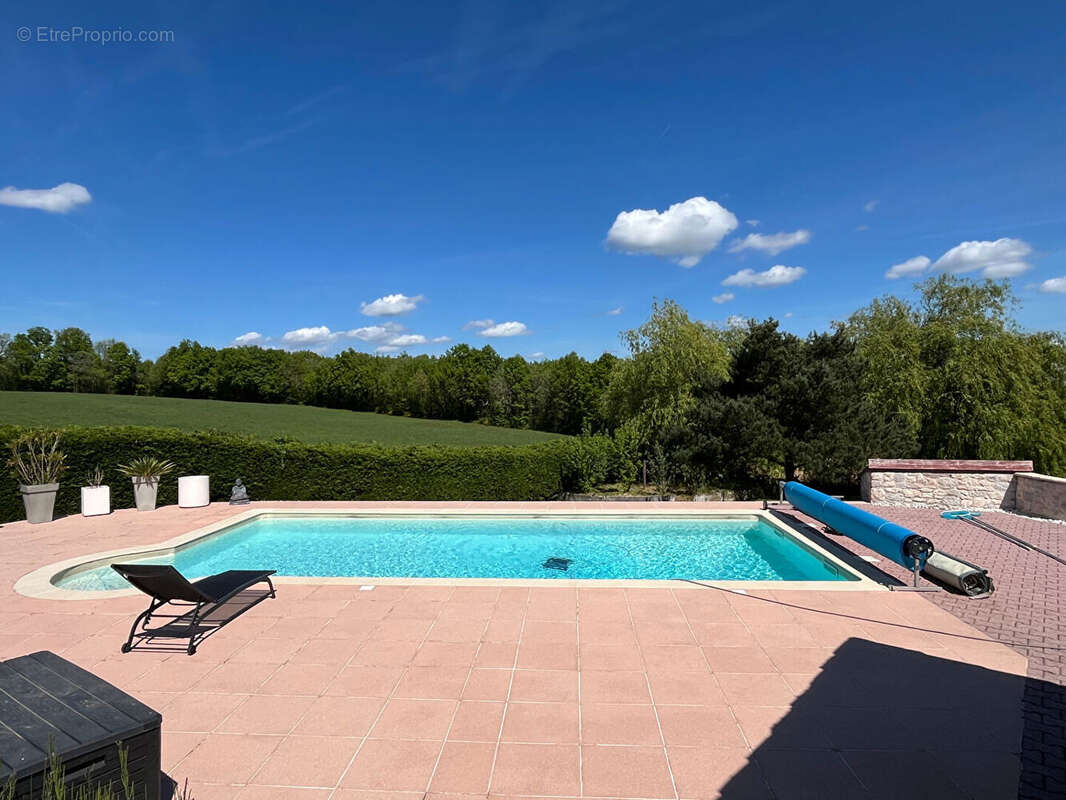 Charmante charentaise rénovée avec 4 chambres, piscine et vue dégagée - photo 4