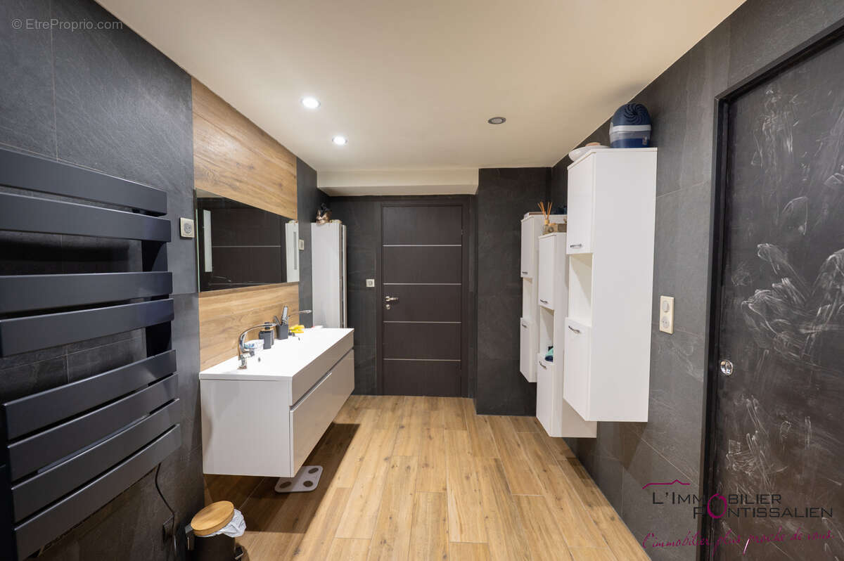 Appartement à FRASNE
